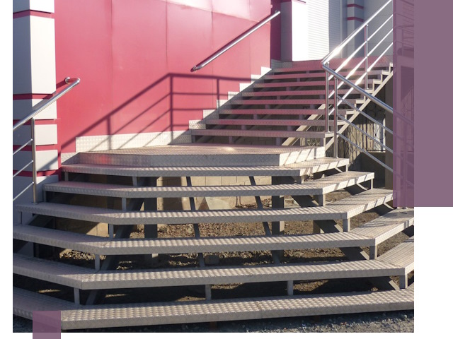 Лестницы для магазина в Лесосибирске — изготовление и монтаж