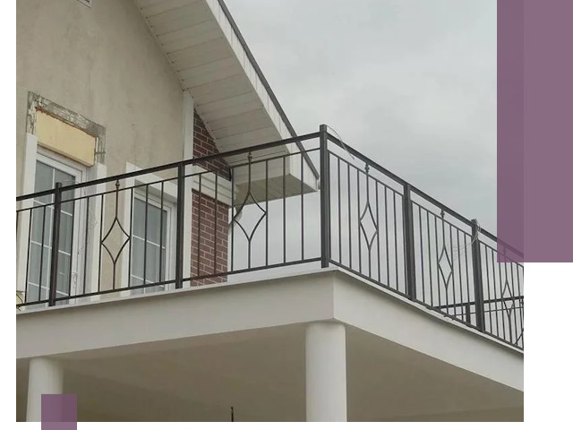 Изготовление балконных ограждений в Лесосибирске из металла и стекла